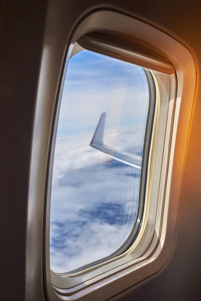 Vue de l'aile d'un avion depuis la fenêtre — Photo