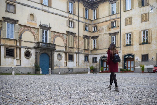 Tânăra femeie mergând pe jos la centrul Bologna — Fotografie, imagine de stoc