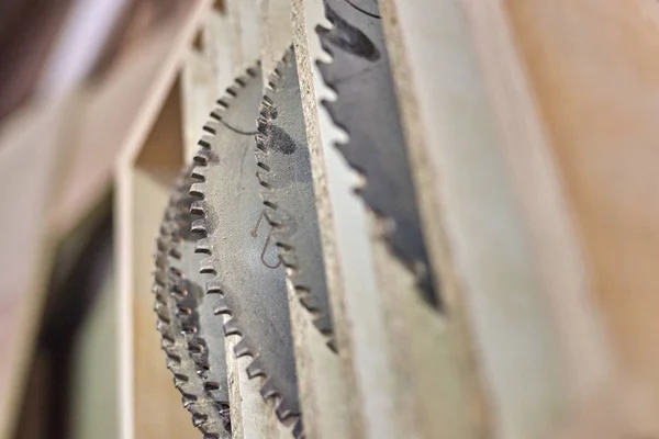 Seghe da falegname in un laboratorio di lavorazione del legno — Foto Stock