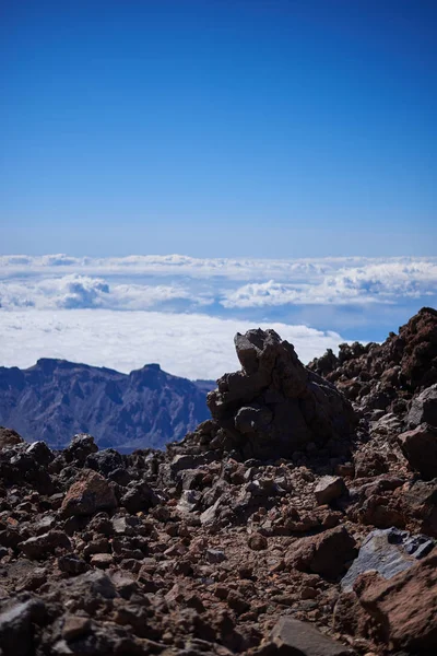 Rocas volcánicas más altas que las nubes en la montaña del Teide en Tenerife, España — Foto de Stock
