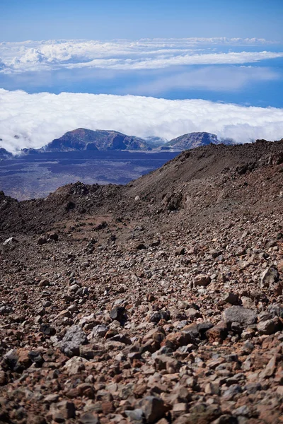 Rocas volcánicas más altas que las nubes en la montaña del Teide en Tenerife, España — Foto de Stock