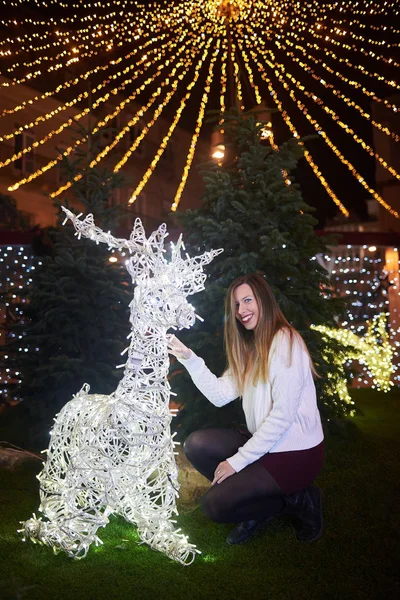 Fiatal nő élvezi a karácsonyi dekoráció Vigo, Galícia, Spanyolország — Stock Fotó