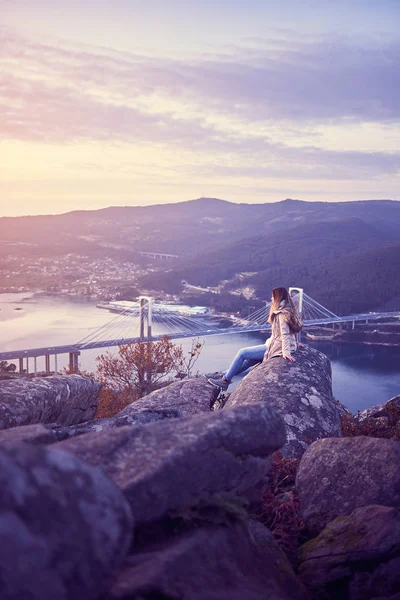 Mujer joven contemplando Vigo desde el mejor banco del mundo —  Fotos de Stock