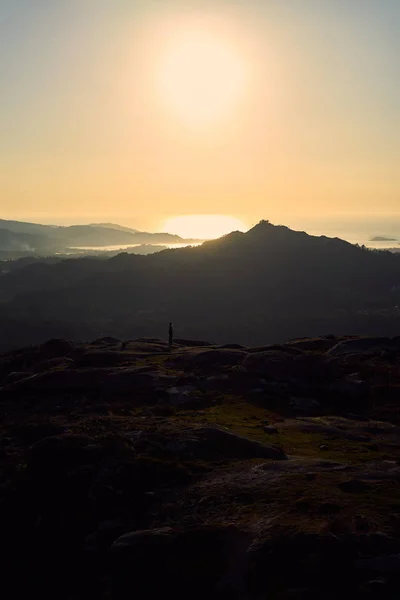 Silhouette di una persona che contempla un enorme paesaggio dal Monte Galinheiro a Vigo, Spagna — Foto Stock