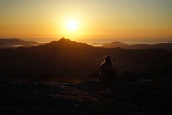 Galiçya, Vigo 'daki Galinheiro Dağı' ndan gün batımını seyreden genç bir kadın. — Stok fotoğraf