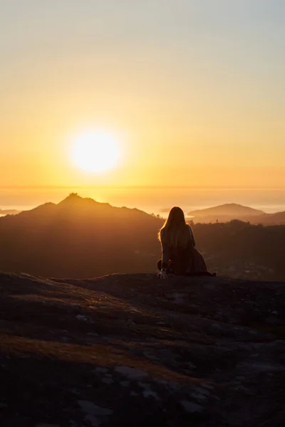 Mujer joven contemplando la puesta de sol desde el Monte Galinheiro en Vigo, Galicia, España —  Fotos de Stock