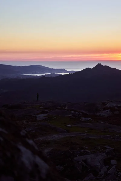 Silhouette di una donna che contempla il tramonto dal Monte Galinheiro a Vigo, Galizia, Spagna — Foto Stock