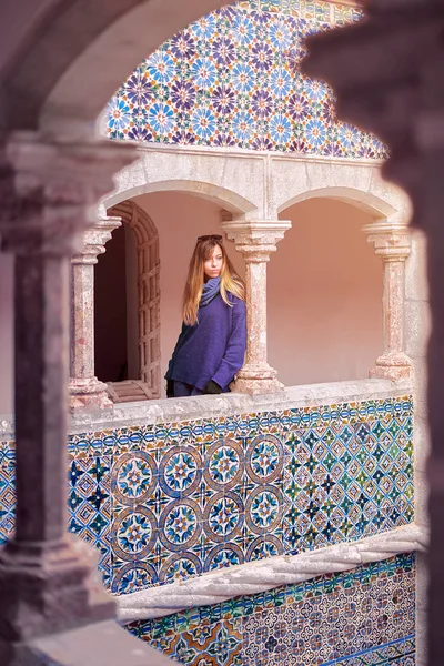 Giovane donna che contempla l'architettura su uno spazio pieno di colonne — Foto Stock