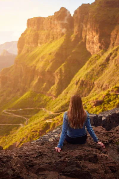 Mujer joven contemplando el camino a Masca en Tenerife, Islas Canarias, España —  Fotos de Stock