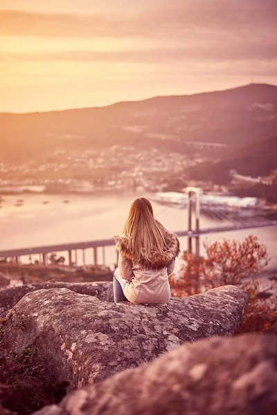 Mujer joven contemplando Vigo desde una roca en un monte alto —  Fotos de Stock