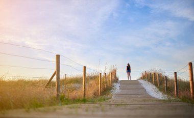 Vigo, İspanya Vao plajda bir kumul tepesinde genç kadın