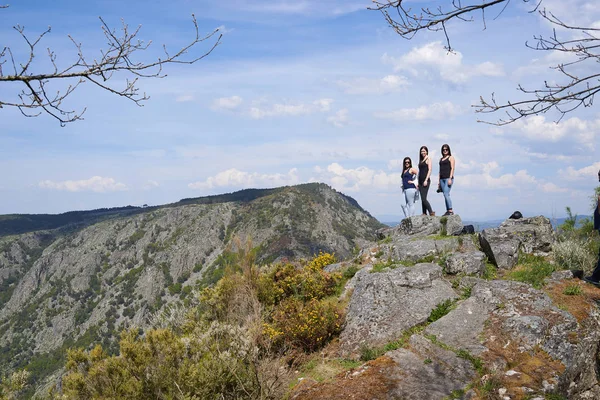 Три молодих жінок, що користуються пейзаж на сіль каньйони в Ourense, Іспанія — стокове фото