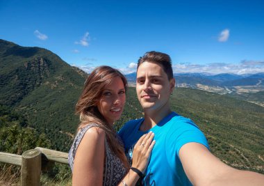 Doğa'da selfie çeken çift