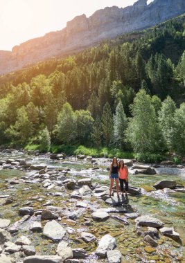 Ordesa Monte Perdido doğanın ortasında iki arkadaş 