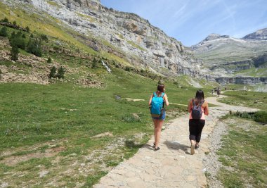 İki genç kadın Huesca, İspanya Ordesa ve Monte Perdido yürüyüş parkuru üzerinde yürüyüş