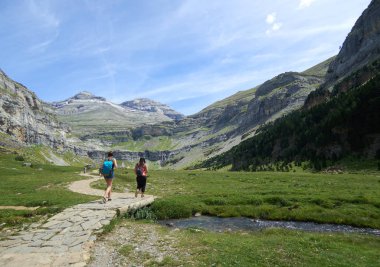 İki genç kadın Huesca, İspanya Ordesa ve Monte Perdido yürüyüş parkuru üzerinde yürüyüş
