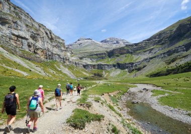 Huesca, İspanya'da Ordesa y Monte Perdido yürüyüş parkurunda yürüyen birkaç kişi