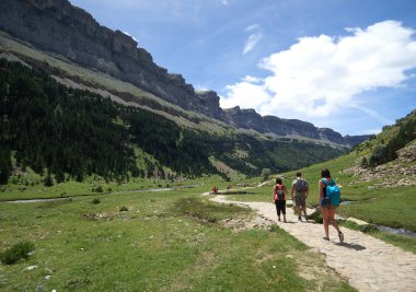 Huesca, İspanya'da Ordesa y Monte Perdido yürüyüş parkurunda yürüyüş yapan bir grup insan