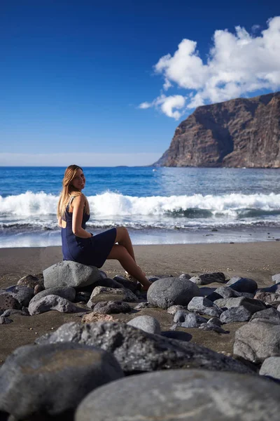 Mujer joven en la playa de Los Gigantes en Tenerife, Islas Canarias, España —  Fotos de Stock
