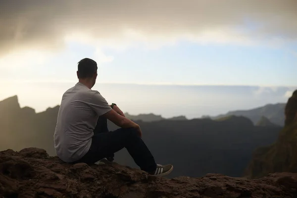 Mladý muž uvažuje Masca z pohledu na Tenerife, Kanárské ostrovy, Španělsko — Stock fotografie