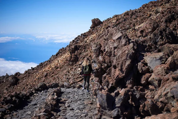 Mujer caminando en la cima del volcán del Teide en Tenerife, España — Foto de Stock