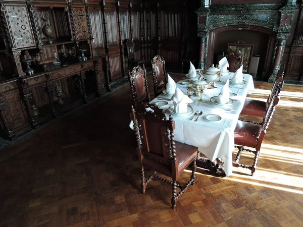 Vnitřní pohled na jídelnu na hradě Drachenburg v Německu — Stock fotografie