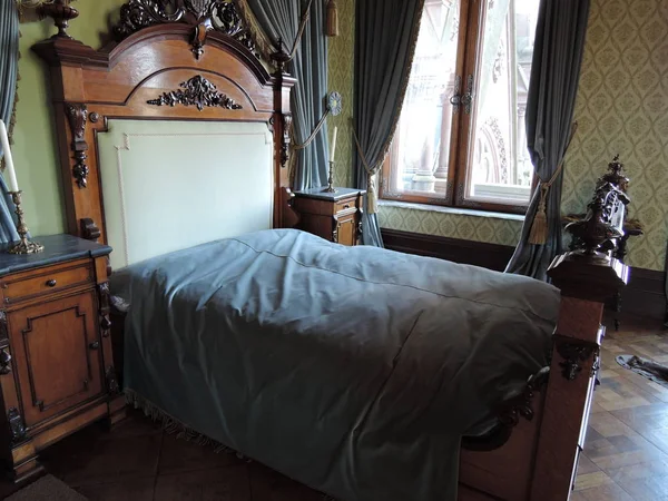 Vista interna della camera da letto nel castello di Drachenburg a Colonia, Germania — Foto Stock