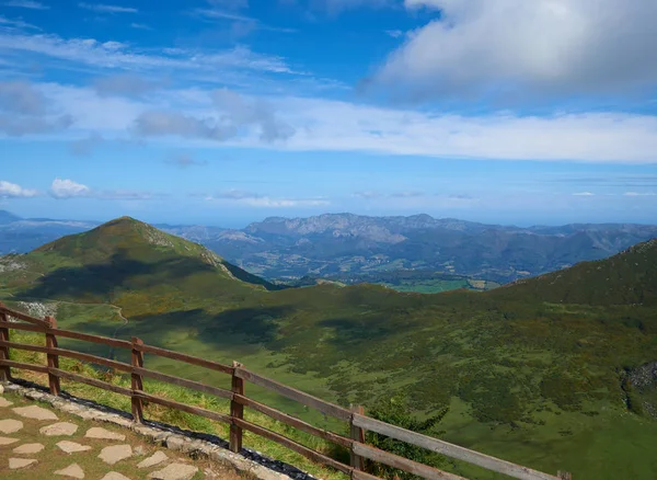 Точка зору з Picos де Європа в Астурії, Іспанія — стокове фото