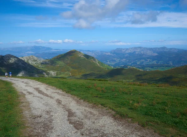 Polní stezka v Picos de Europa v Asturii, Španělsko — Stock fotografie