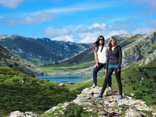 Asturias Covadonga Lagünü önünde iki arkadaş, İspanya