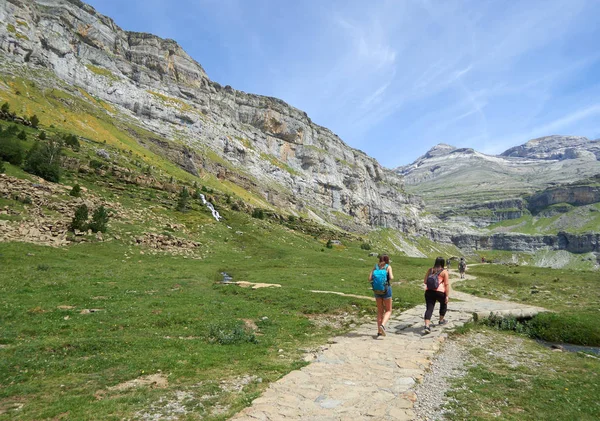 İki genç kadın Huesca, İspanya Ordesa ve Monte Perdido yürüyüş parkuru üzerinde yürüyüş