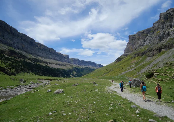 Skupina lidí v turistické stezce Ordesa y Monte Perdido, v Huesca, Španělsko — Stock fotografie