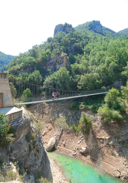 Tre personer på en metall hängbro i Huesca, Spanien — Stockfoto
