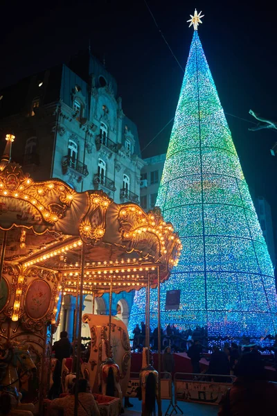 Gece bir atlıkarınca yakınında Vigo büyük noel ağacı