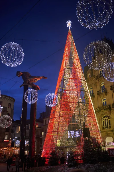 Hatalmas karácsonyfa készült LED-es lámpák Vigo, Galicia, Spanyolország — Stock Fotó