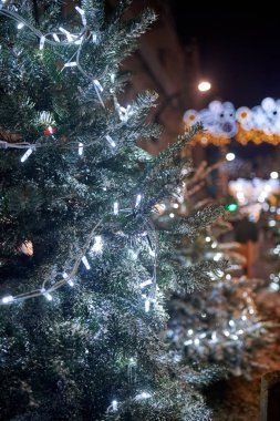 Işıklarla süslenmiş chrismas ağacının detayı
