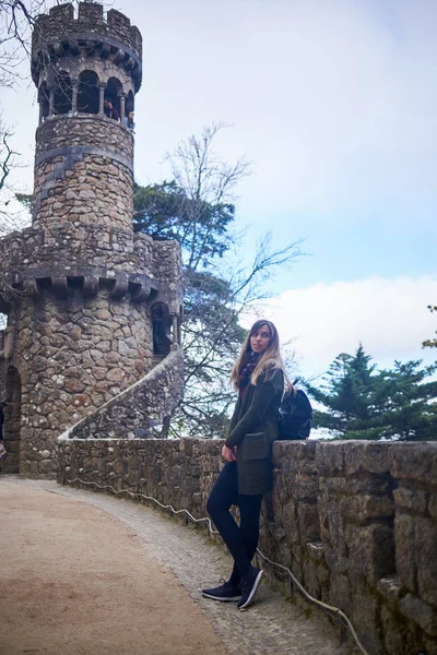 Jonge vrouw poseren op een middeleeuwse toren in Regaleira Sintra, haven — Stockfoto