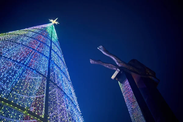 Hatalmas karácsonyfa a Vigo, Spanyolország, közel a Sireno emblematikus szobor — Stock Fotó