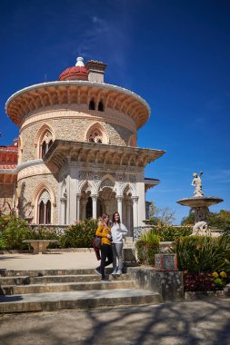 Sintra, Portekiz'deki Monserrate Sarayı önünde iki genç kadın