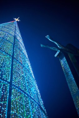 Vigo, İspanya'da, Sireno sembolik heykelinin yanında devasa noel ağacı