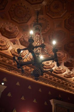 Ahşaptan yapılmış antik bir tavan ışığının detayı