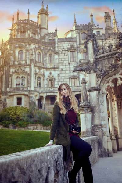 Jovem Nos Jardins Públicos Quinta Regaleira Sintra Portugal — Fotografia de Stock