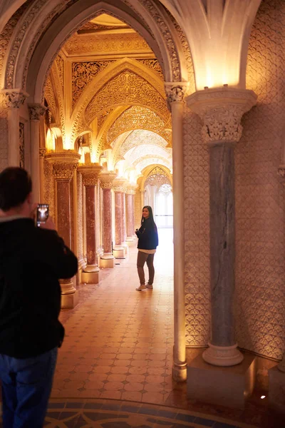 Два туристи фотографує по інтер'єру палацу Монсероставки в Сінтрі, Португалія — стокове фото