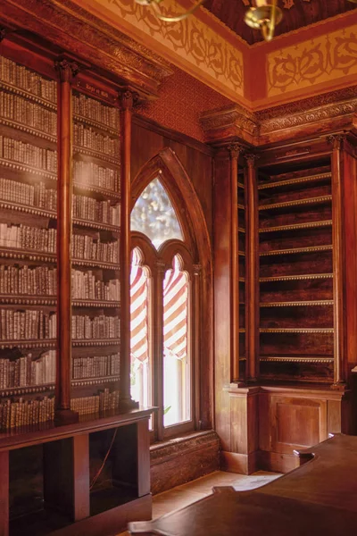 位于葡萄牙辛特拉的蒙塞拉特宫图书馆详情 — 图库照片