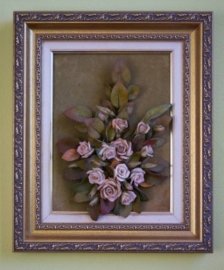 Bir çerçeve üzerinde porselen çiçekler