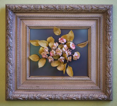 Bir çerçeve üzerinde porselen çiçekler