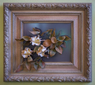 Bir çerçeve üzerinde porselen çiçekler