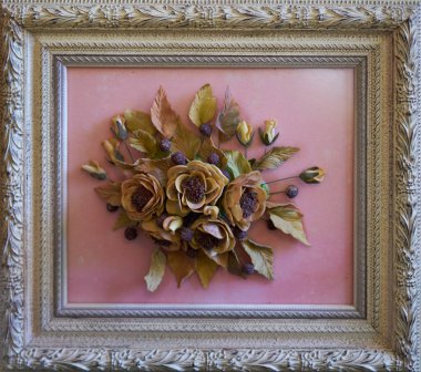 Bir çerçeve üzerinde porselen çiçekler