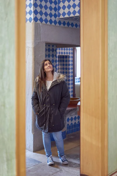 Mujer joven explorando el interior de la condesa de Edla en Pena Pa — Foto de Stock