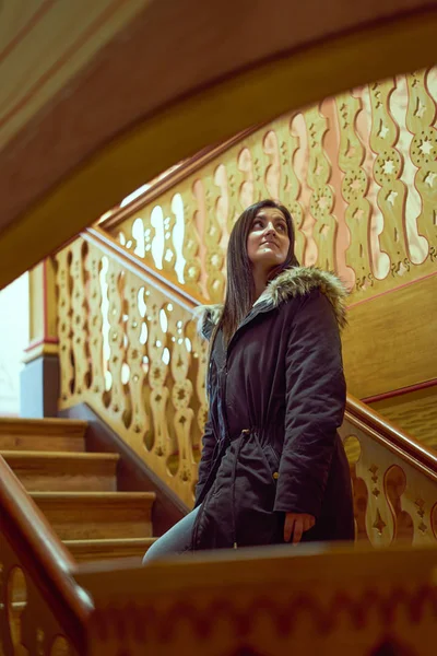 Mujer joven explorando el interior de la condesa de Edla en Pena Pa — Foto de Stock